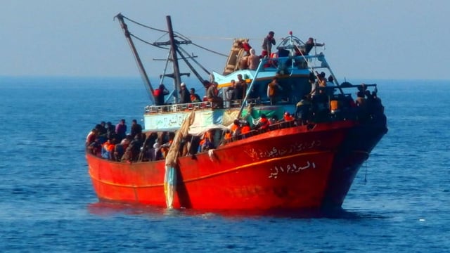 Schiff mit Hunderten Flüchtlingen