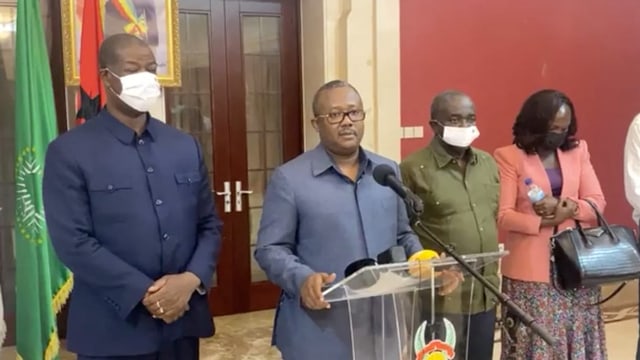 Der Präsident von Guinea-Bissau hält eine Rede in ein Mikrofon.