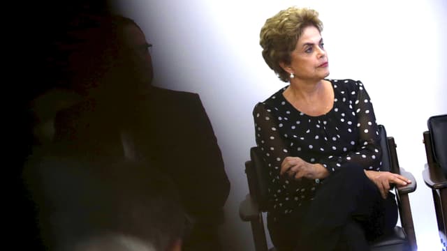 Rousseff sitzend.