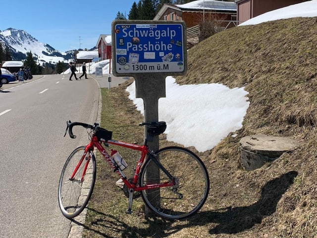 Velo abgestellt an Signalisationstafel