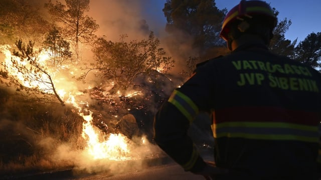 Feuerwehrmann beobachtet Flammen