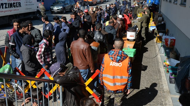 Wartende Flüchtlinge, die nach Deutschland einreisen wollen.