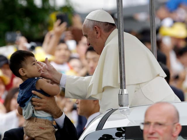 Papst Franziskus segnet ein Kind