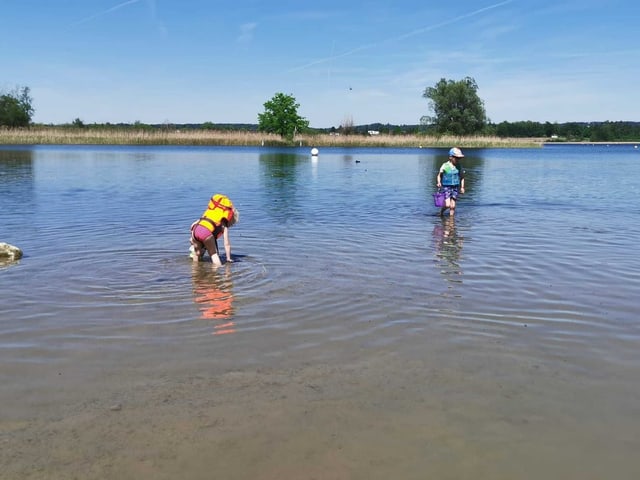 Kinder im Wasser.