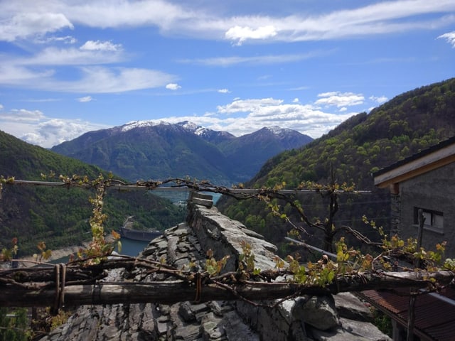 Blick über ein Tessiner Steindach im Dorf Mergosia.