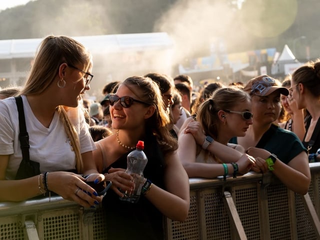 Fans in der ersten Reihe am Konzert