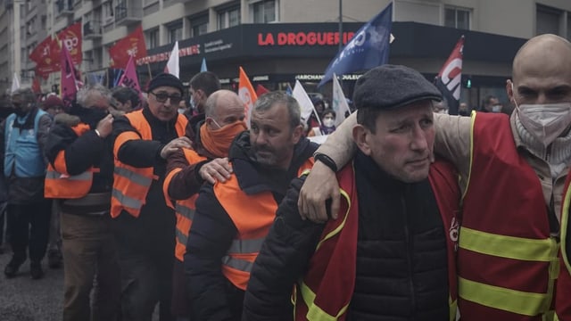 Auf dem Bild sind Protestierende zu sehen.