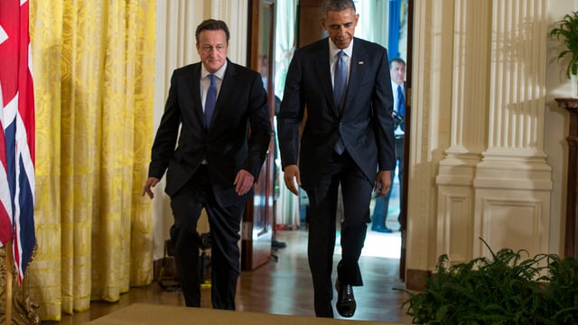 David Cameron und Barack Obama betreten eine Bühne