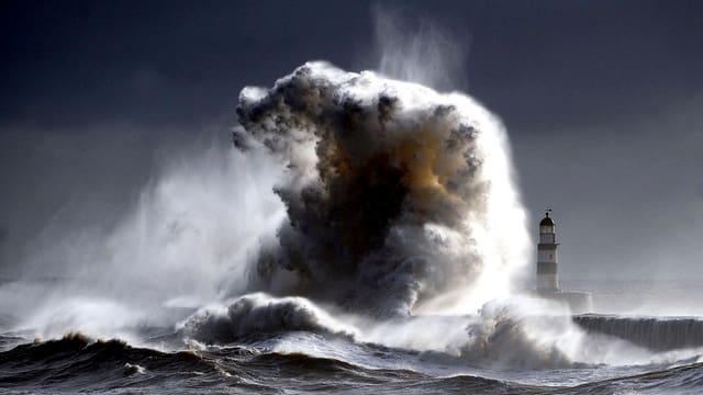 turmhohe Welle im Meer