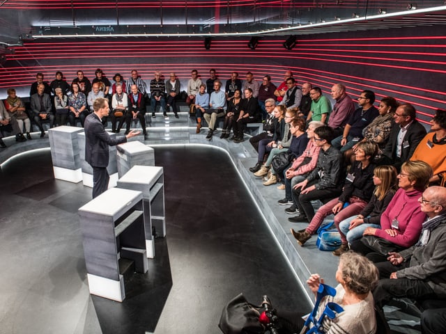 Jonas Projer beantwortet im «Arena»-Studio die Fragen der Gäste.