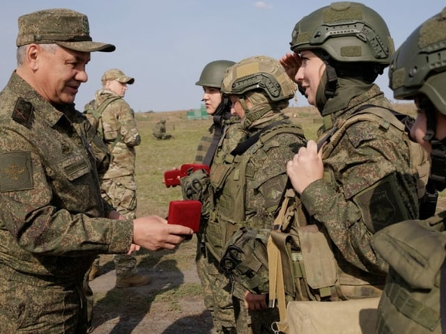 Nahaufnahme von Militärsleuten auf Feld die einander grüssen