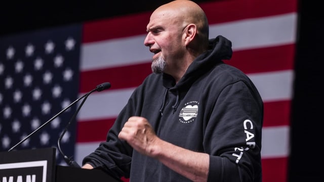 John Fetterman bei seiner Siegesrede in Pittsburgh/Pennsylvania. 