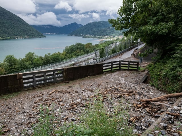 Blockierte Strasse in Capolago am Luganersee