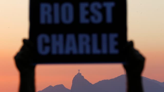 Rio est Charlie, steht auf einer Tafel in der brasilianischen Metropole.