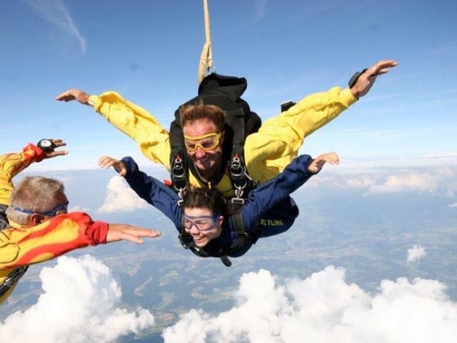 Monika Buser beim Fallschirmspringen.