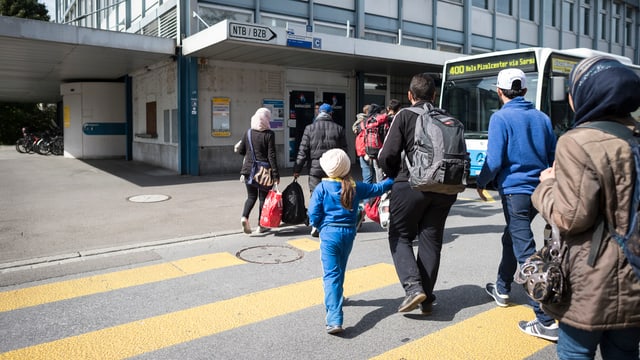 Menschen laufen über einen Fussgängerstreifen