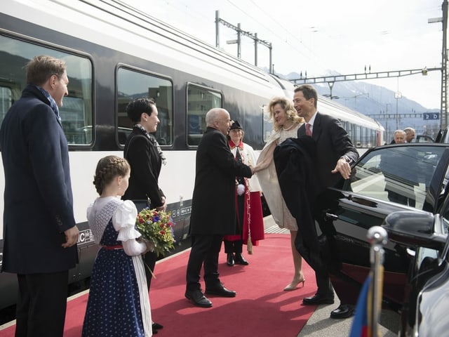 Bundespräsident Ueli Maurer begrüsst Erbprinz Alois von und zu Liechtenstein und Erbprinzessin Sophie vor einem Bahnwagen am Bahnhof Sargans.