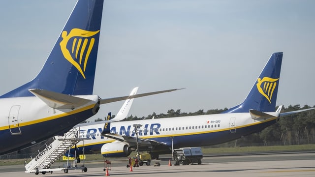 Two Ryanair planes are at Weeze Airport (D).