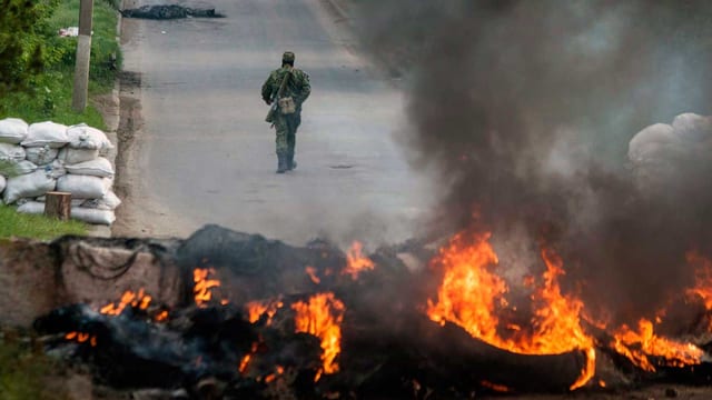 Strassensperren werden in Brand gesetzt.