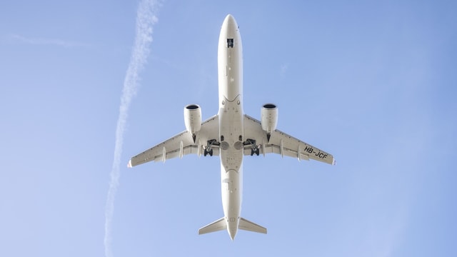 Flugzeug in der Luft von unten.