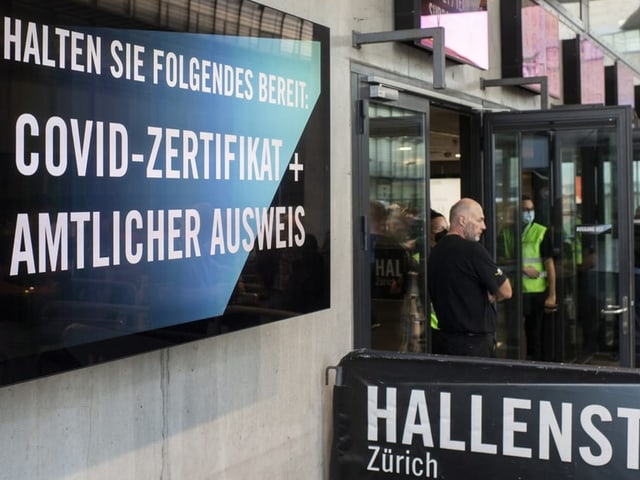 Hinweisschild im Hallenstadion