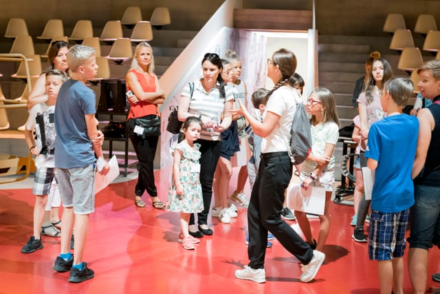 Mittendrin statt daheim auf dem Sofa: kleine und grosse Entdecker:innen im Sportstudio.