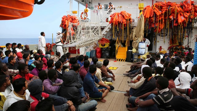 Flüchtlingsboot in Richtung Italien. 