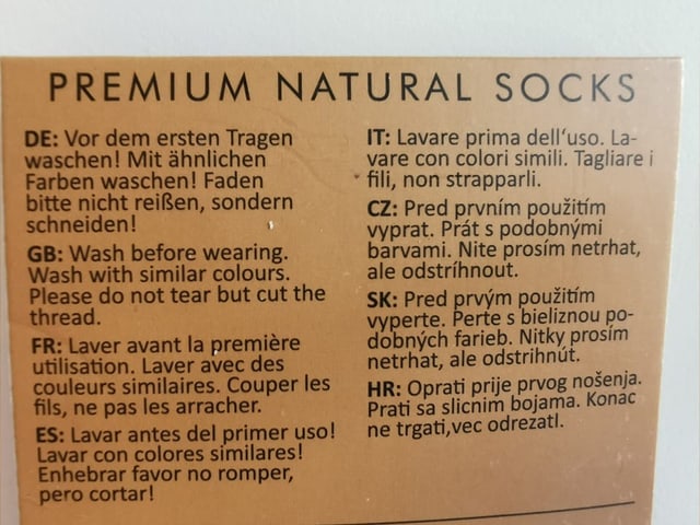 Auf dem Bild ist eine Beschreibung der Wollsocken zu sehen.