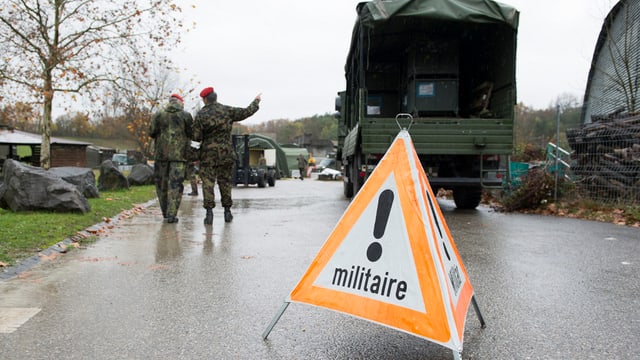 Ein Lastwagen des Militärs und zwei Soldaten