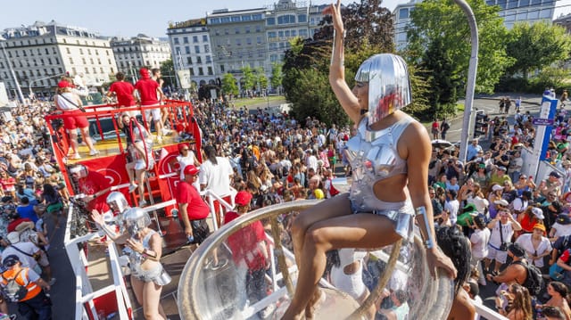 Eine Frau tanzt auf einem Wagen an der Lake Parade.