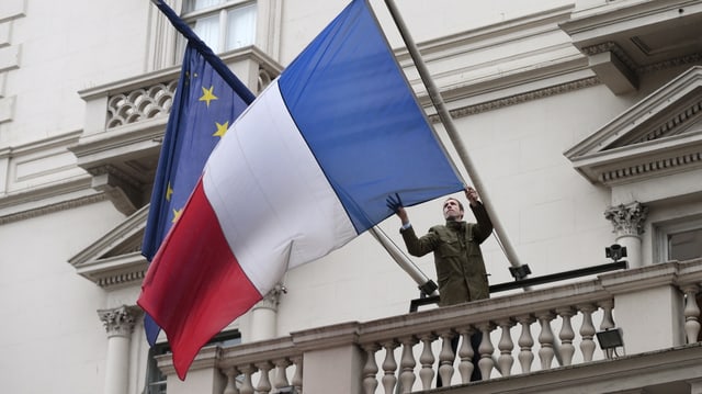 Symbolbild: Frankreich- und EU-Fahne.