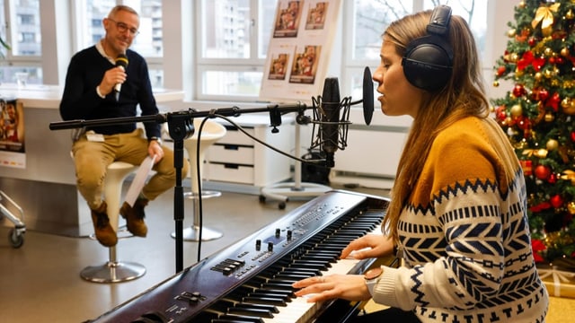 Junge Frau singt am E-Piano