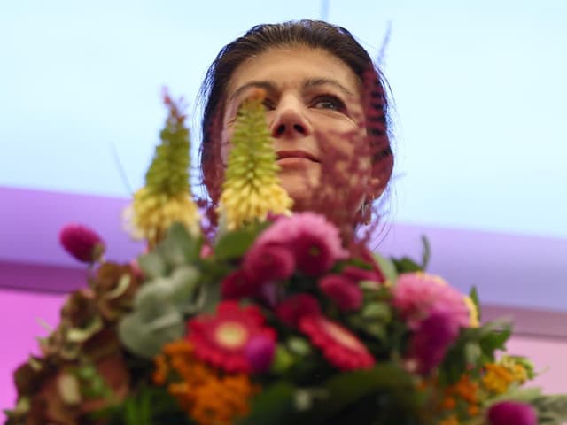 Sahra Wagenknecht hinter einem Blumenstrauss bei der BSW-Wahlparty.