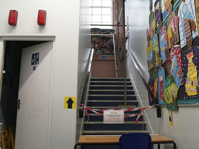 Treppe in Schulhaus. 