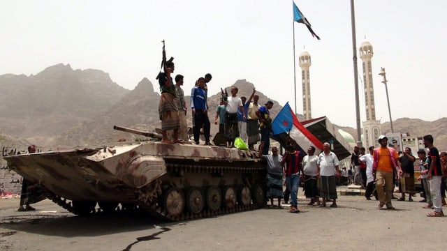 Kämpfer des Präsidenten Hadi besetzen den Flughafen in Aden.