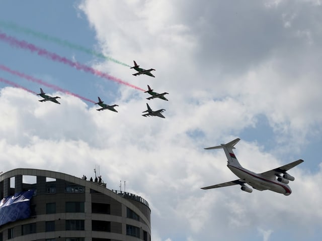  Iljuschin Il-76-Transportflugzeug der belarussischen Luftwaffe führt fünf L-39-Albatrosse des Belaya Rus Jet-Teams an.