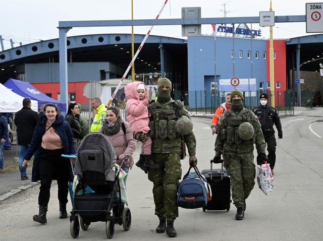 Soldaten helfen Menschen