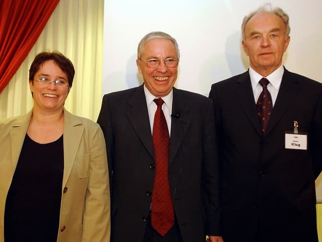 Die neuen Ems-Höchsten Magdalena Martullo-Blocher mit Dieter Klug. In der Mitte ein strahlender Neu-Bundesrat Christoph Blocher. 