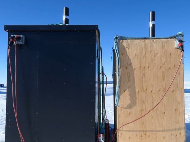 Toiletten aus Holz und Plastik