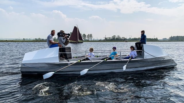 Die vier Frauen der «SwissOceanDancers» werden beim Rudertraining auf dem Wasser von SRF gefilmt.