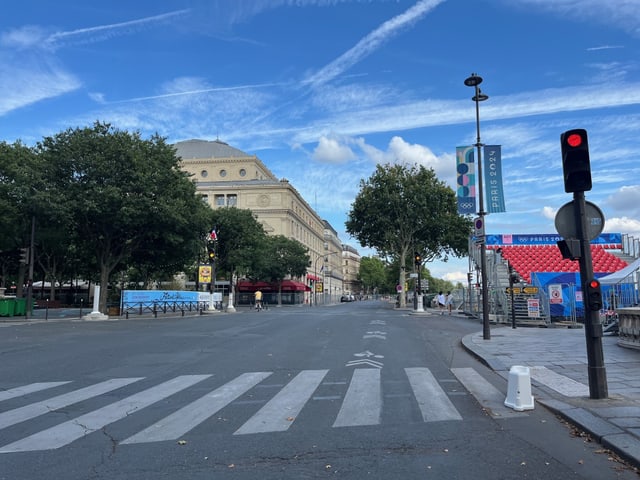 Leergefegte Strasse an der Seine.