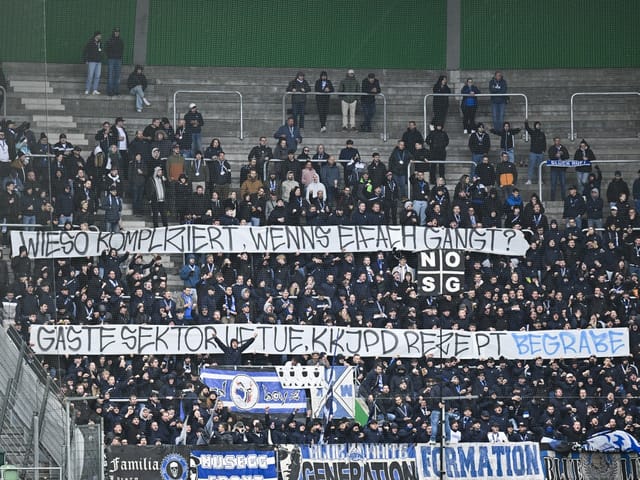 Fans zeigen Spruchbänder