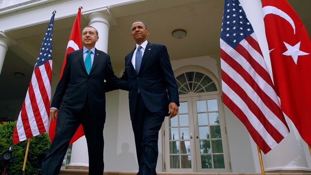 US-Präsident Obama und der türkische Präsident Erdogan treten Arm in Arm vor das Weisse Haus.