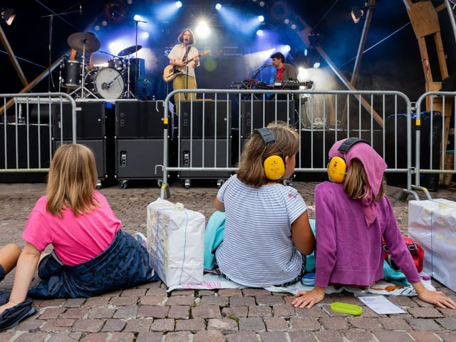 Kinder mit Gehörschutz