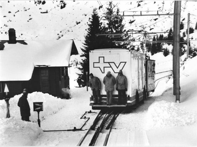 Lauberhornrennen in Wengen, 1970er-Jahre: Transport des Reportagewagens auf Schienen