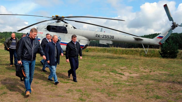 Wladimir Putin wird von einem Helikopter zu einem Anlass begleitet. (keystone)