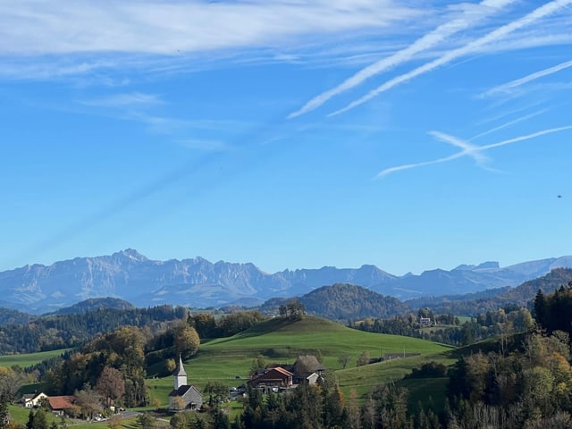 Blauer Himmel mit einigen weissen Kondensstreifen.