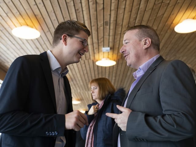 Mike Egger spricht mit Walter Gartmann.