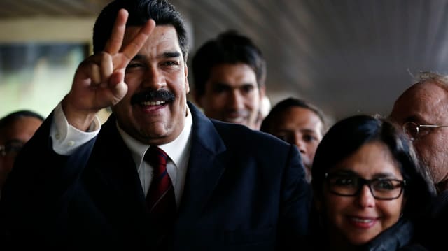 Venezuelas Präsident Nicolás Maduro macht das Victory-Zeichen, Aussenministerin Delcy Rodríguez steht daneben.