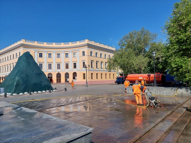 Eine grosse, breite Treppe, die von Arbeitern gereinigt wird